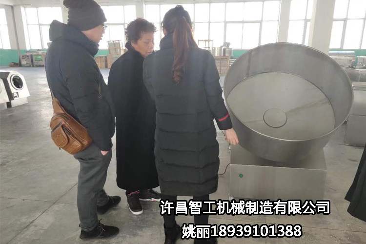 陜西客戶來許昌智工考察試機湯圓機，制餡非常滿意，現場定機