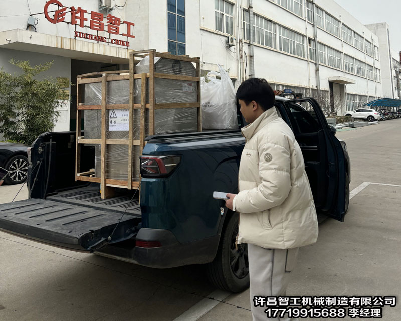 安徽客戶來廠試機(jī)炒制大米，效果滿意，現(xiàn)場(chǎng)裝車?yán)咝⌒碗姶懦簇洐C(jī)一臺(tái)